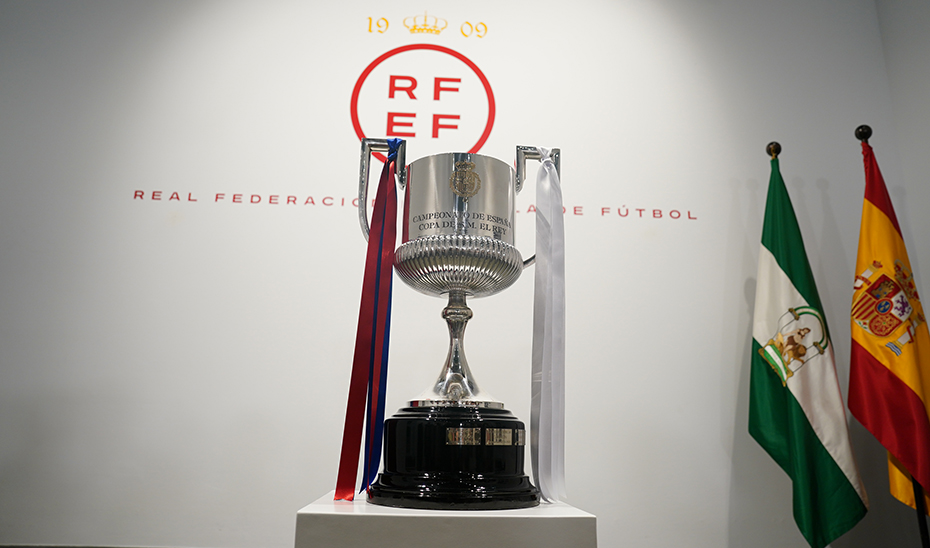 Imagen de la Copa del Rey, trofeo que se disputará este sábado entre el Real Madrid y el FC Barcelona.